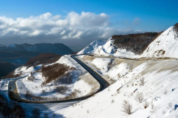 冬の山の道. — ストック写真