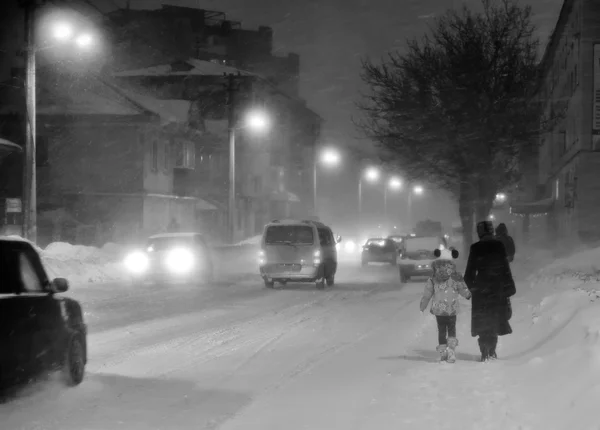 Sabah kar fırtınası şehir. — Stok fotoğraf