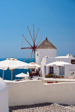 Yunanistan 'ın Santorini adasındaki Oia köyündeki yel değirmeni