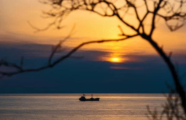 Navio, mar, pôr do sol . — Fotografia de Stock