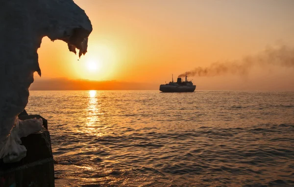 Havet, solnedgången, is, ship pier. — Stockfoto