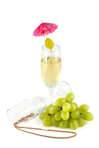 Copos de vinho de uva e uma cadeia dourada — Fotografia de Stock