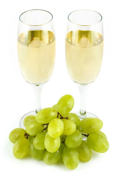 Dos copas de vino y un ramo de uvas — Foto de Stock