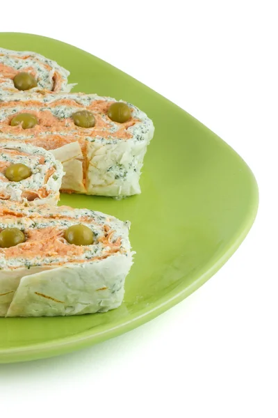 Rouleau de saumon et fromage sur une assiette verte — Photo