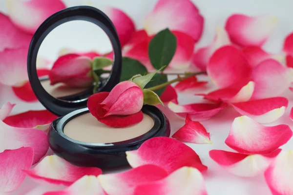 Compact powder, rose bud and petals — Stock Photo, Image