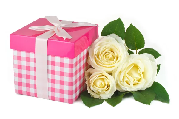 Presentförpackning med en båge och en bukett fina rosor — Stockfoto