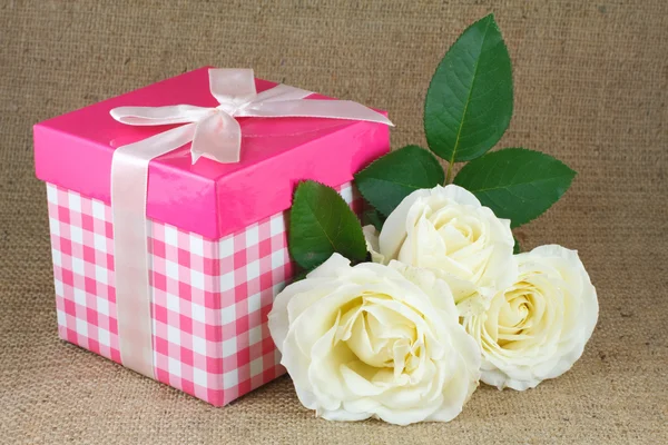 Bouquet de roses et coffret cadeau sur toile de lin — Photo