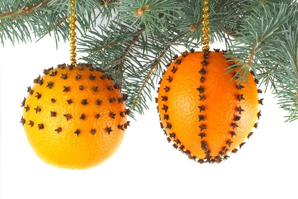 Рождественские украшения из свежих апельсинов — стоковое фото
