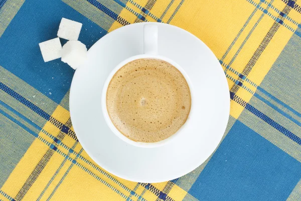 Tazza di caffè e cubetti di zucchero — Foto Stock