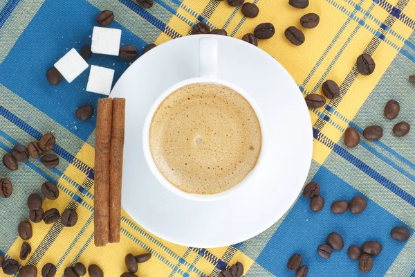 Chicchi di caffè, zucchero e cannella tazza di caffè vicino — Foto Stock