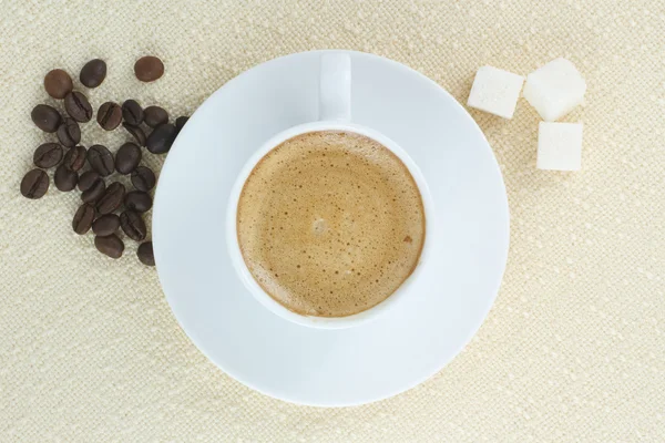 Café con crema, azúcar y canela en el mantel beige —  Fotos de Stock