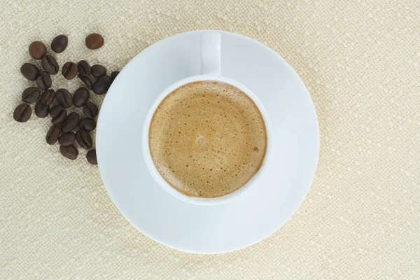 Koffie met room en koffie bonen — Stockfoto