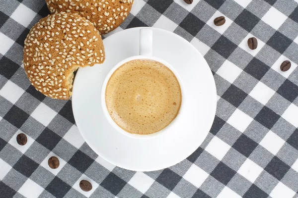 Café et biscuits sur une nappe à carreaux — Photo