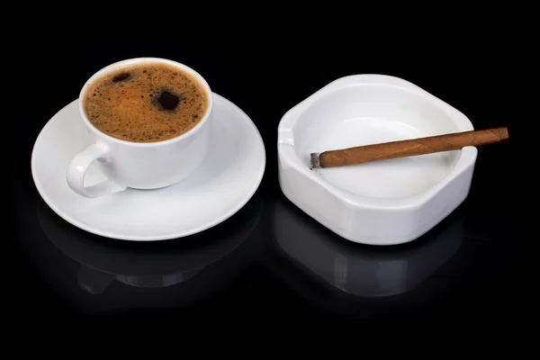 Café quente e fumar um charuto — Fotografia de Stock