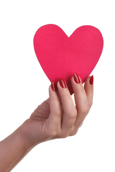 Женская рука с красным маникюром держит бумажное сердце — стоковое фото
