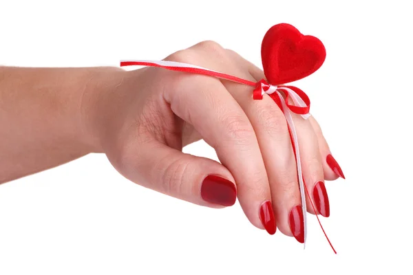 Un pequeño corazón rojo en una mano femenina — Foto de Stock