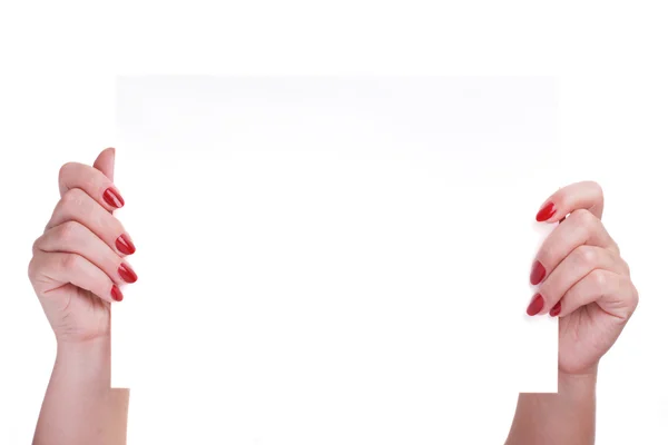 Une feuille de papier à la main, des femmes avec vernis à ongles rouge — Photo