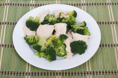 Brokoli üzerine bambu masa örtüsü ile haşlanmış tavuk göğsü