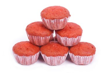 Beyaz arka plan üzerinde izole altı lezzetli taze havuç muffins