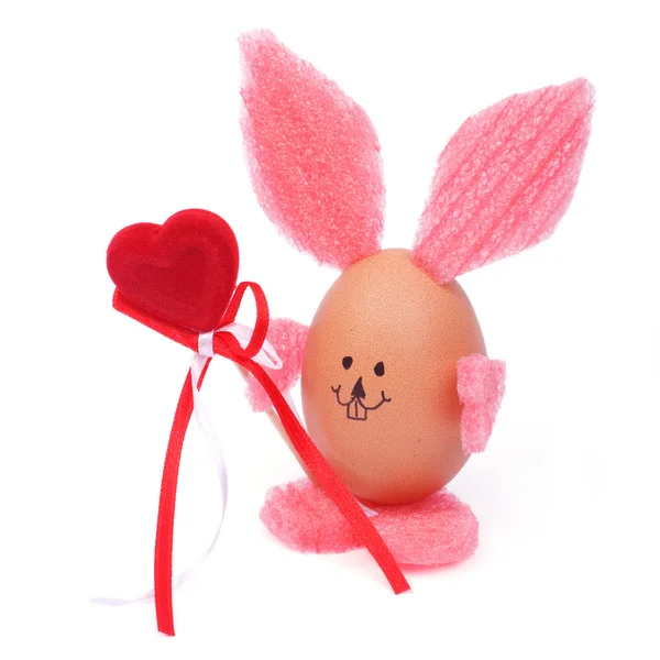Králík s velikonoční vejce ve tvaru srdce, izolované — Stock fotografie