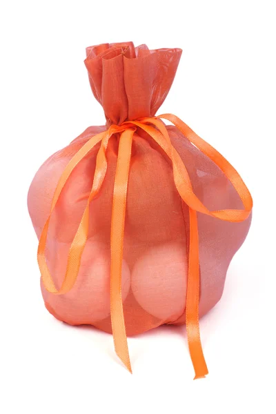 Bolsa de regalo naranja con huevos de Pascua aislados sobre fondo blanco —  Fotos de Stock