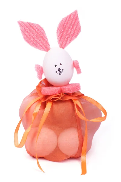 Paaseieren in een zak en konijn met roze oren — Stockfoto
