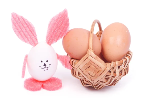 Velikonoční zajíček a košík vajec izolovaných na bílém — Stock fotografie