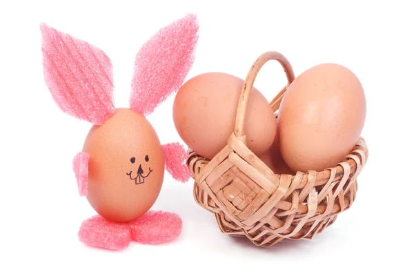 Coelho de Páscoa fora da casca de ovo e uma cesta com ovos — Fotografia de Stock