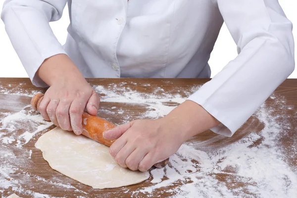 Ręce szefa roll ciasta mąką Stół drewniany — Zdjęcie stockowe
