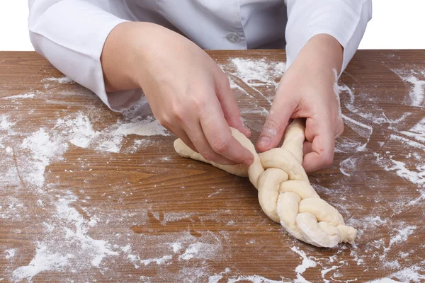 Les mains de Baker tissent la pâte à pain. Tresse Challah — Photo