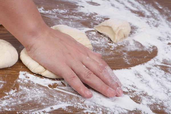 Bäckerhand drückt auf den Teig — Stockfoto