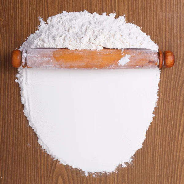 ahşap oklava ile beyaz buğday unu tablo. Üstten Görünüm