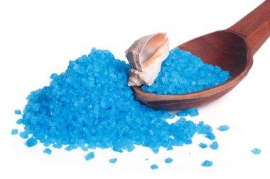 bir tahta kaşık kabuk kokulu mavi banyo tuzu ve deniz