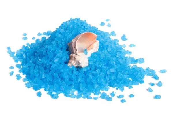 Kék tengeri fürdősó és a shell elszigetelt fehér background — Stock Fotó