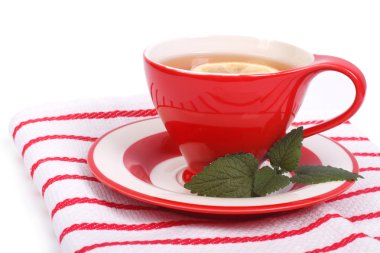 çay limon ve nane kırmızı bir bardak ve tabak ve peçete