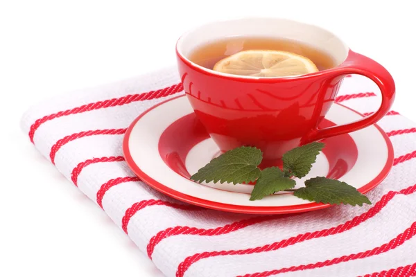 Tè al limone in una bella tazza e piattino decorato con menta — Foto Stock