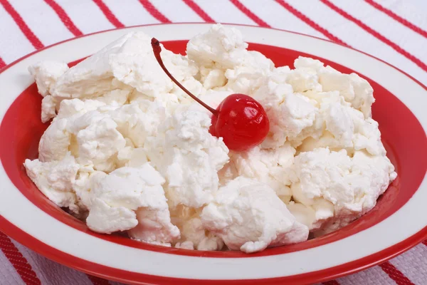 Frischer leckerer Quark mit Kirsche auf rotem Teller — Stockfoto