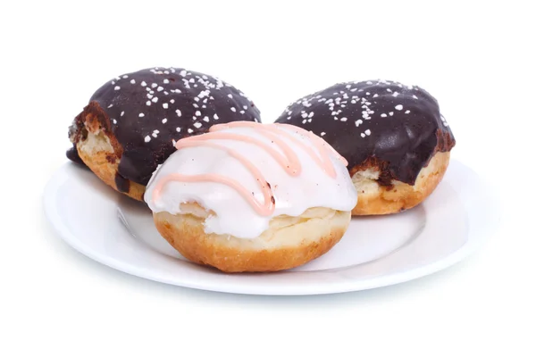 Deliciosos donuts no esmalte isolado em uma placa branca — Fotografia de Stock