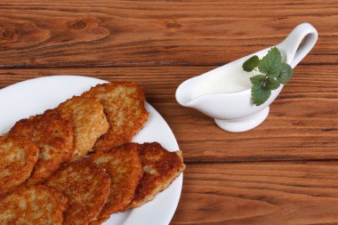 ekşi krema sosu ve nane ile patates pancakes