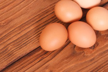 taze kahverengi tavuk yumurtası meşe ahşap masa