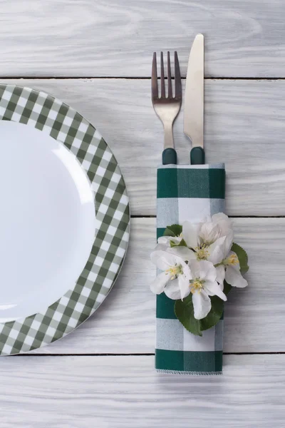 Piring dan sendok garpu dihiasi dengan bunga apel — Stok Foto