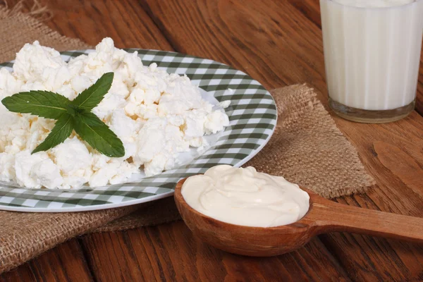 Lait, fromage cottage et crème sure sur une table en bois — Photo