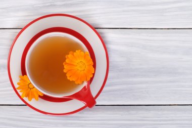 Masanın üzerine Calendula bitkisel çay. Üstten Görünüm