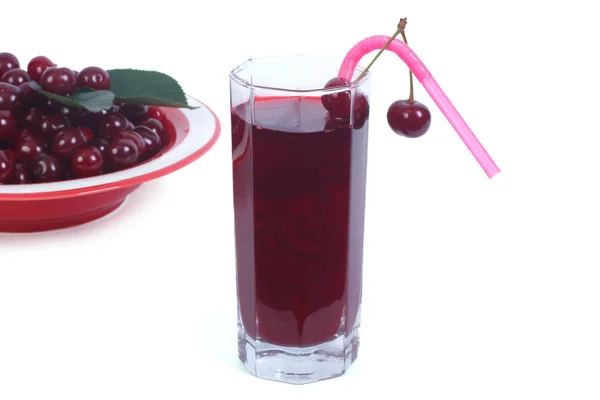 Lass of cherry juice and plenty of ripe cherries isolated — Stock Photo, Image