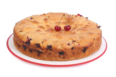 kirazlı kek çilek ve beyaz arka plan üzerinde izole kuru üzüm ile