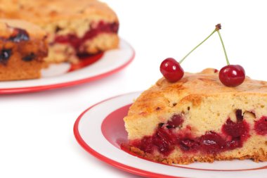 un pedazo de pastel de cereza en una placa aislada sobre fondo blanco