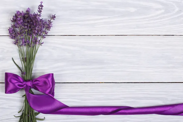 Marco floral de flores de lavanda y cinta púrpura — Foto de Stock