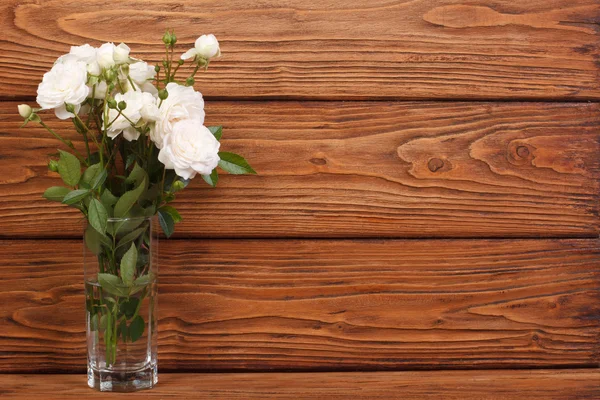 Beautiful frame of the bouquet of white roses on a wooden — Stock Photo, Image