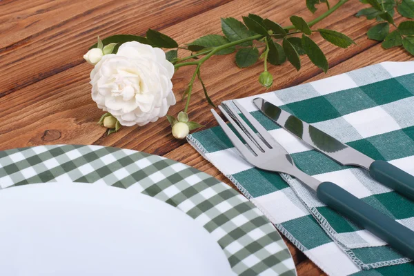 Tischdekoration mit einer weißen Rose. — Stockfoto