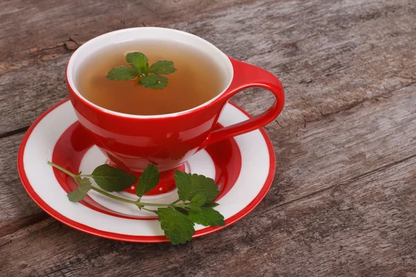 Kruiden thee met munt op een oude houten tafel — Stockfoto